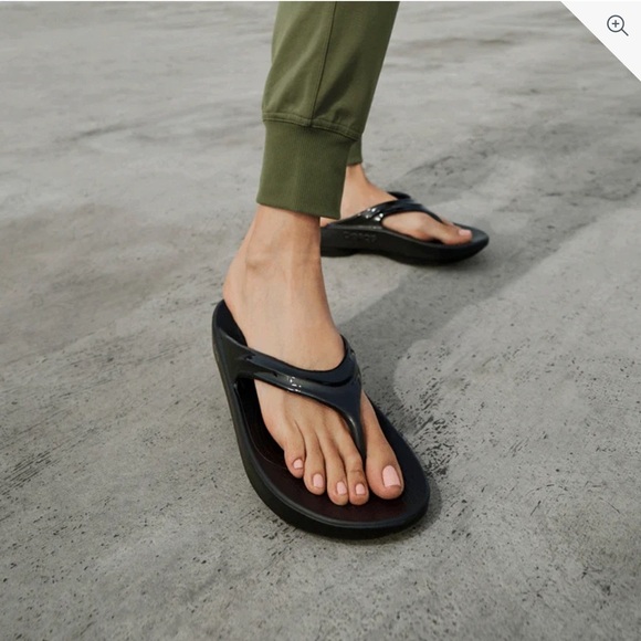 OOFOS Shoes - Oofos WOMEN'S OOLALA LUXE SANDAL - Black size W-8